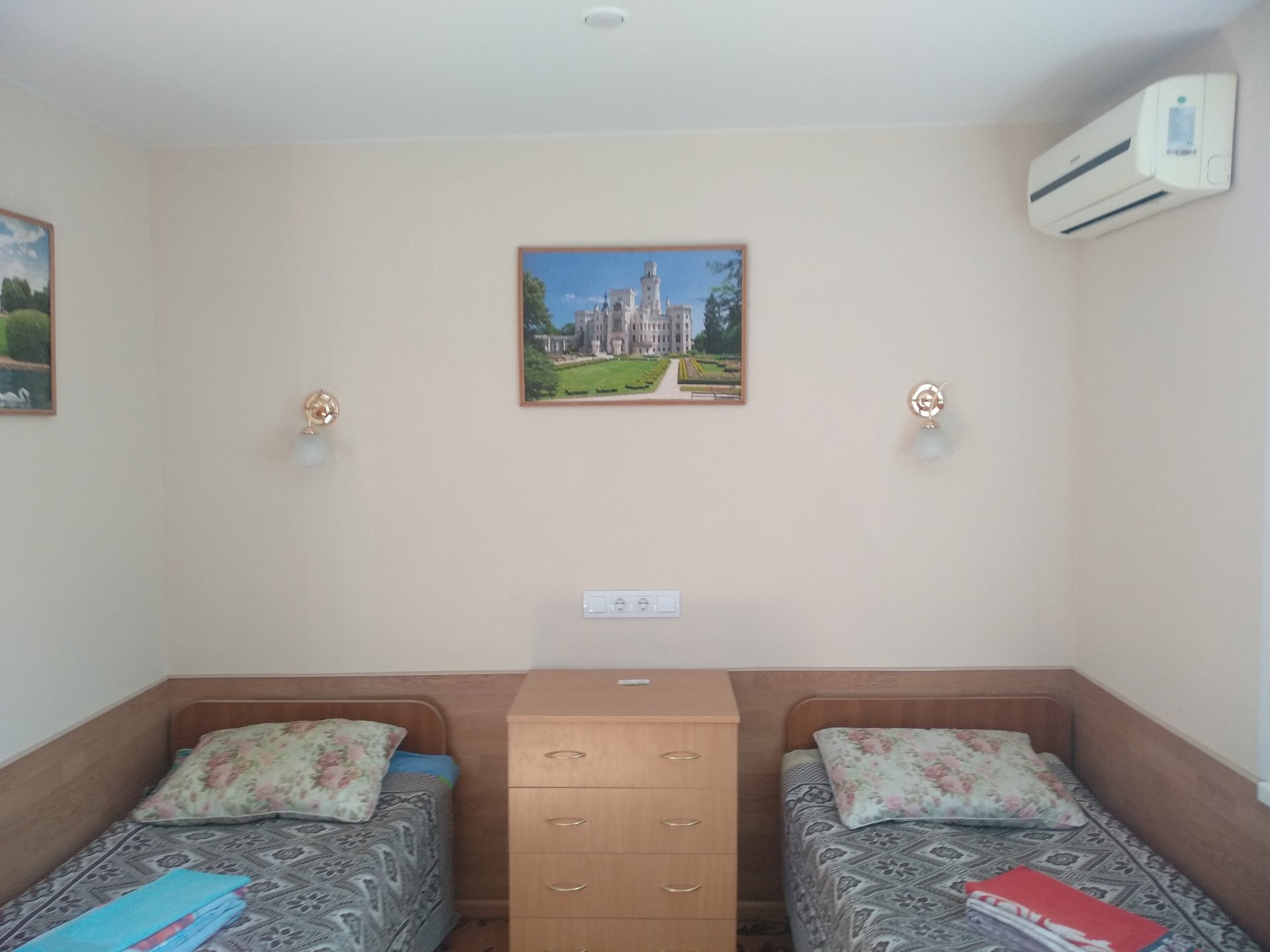 Уютный двухместный номер с двумя кроватями.